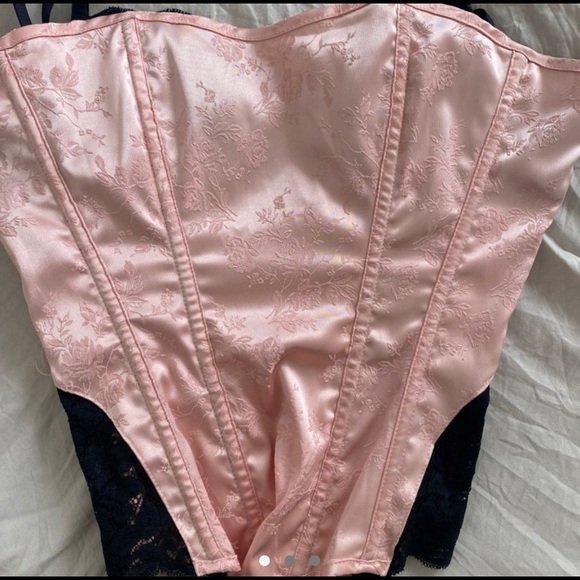beautiful pink corset - Picture 1 of 3